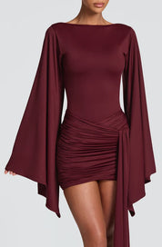 Vestido Curto Greta vinho, detalhe do drapeado e da manga