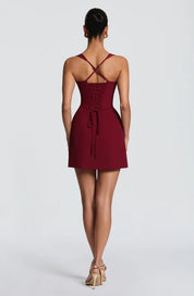 Vestido Curto Zady vinho, de costas, com amarração de corset