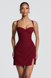 Vestido Curto Zady vinho, de frente, com decote coração e fenda