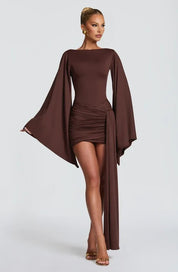 Vestido Curto Greta marrom, de frente, com mangas amplas